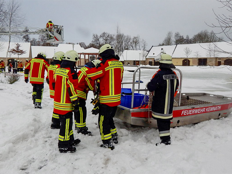 Frostige Übung der Feuerwehr Kemnath: Eisrettung