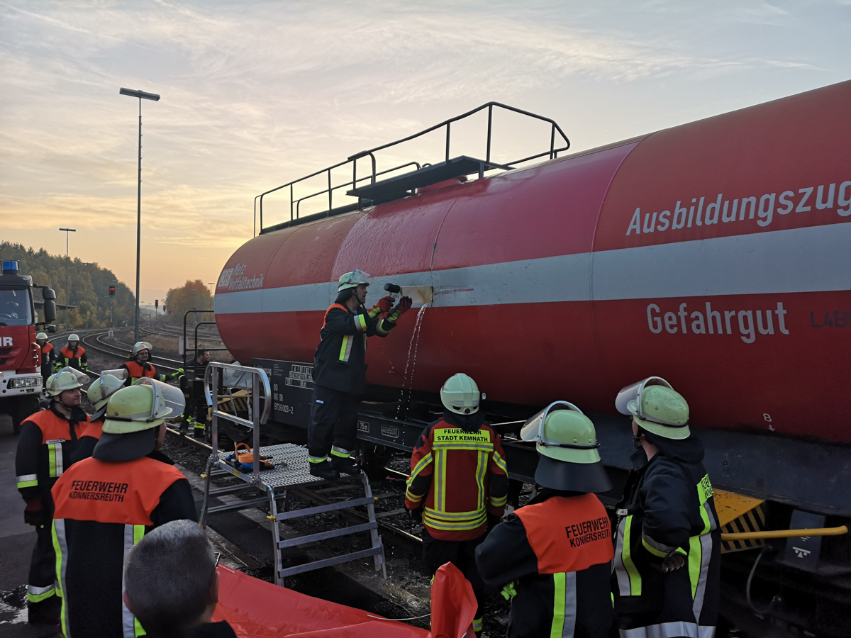 ek0111mdeSchirnding Ausbildungszug Gefahrgut DeutscheBahn Feuerwehren LkrTIR 1.jpg