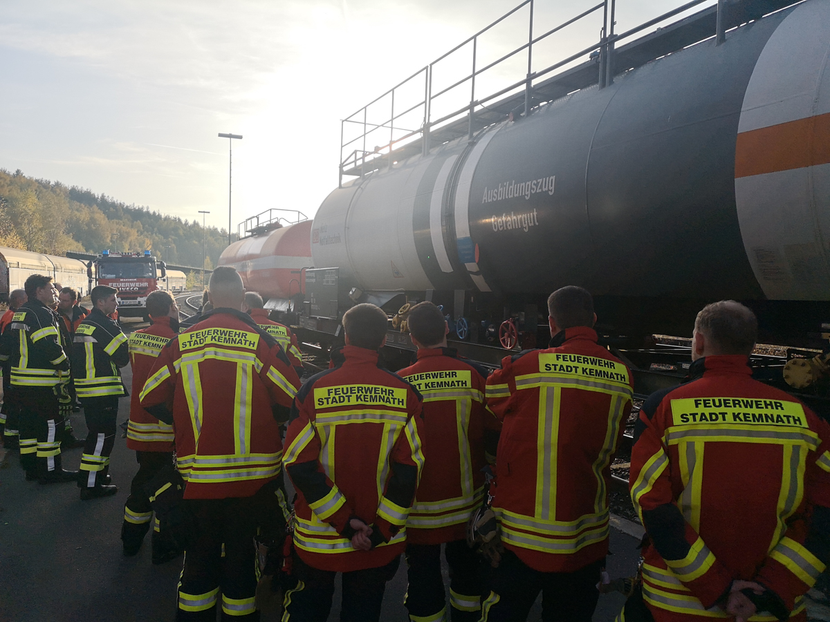 ek0111mdeSchirnding Ausbildungszug Gefahrgut DeutscheBahn Feuerwehren LkrTIR 3.jpg