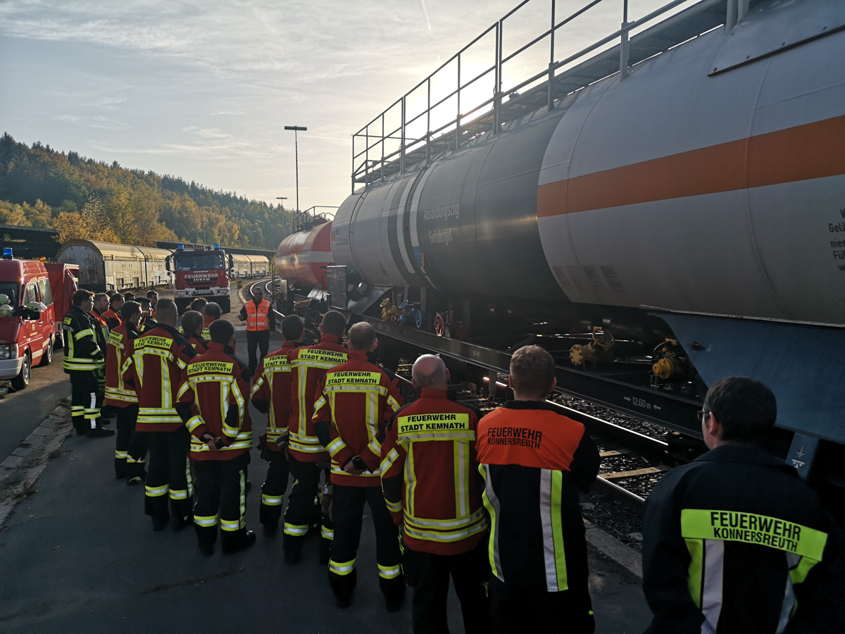 ek0111mdeSchirnding Ausbildungszug Gefahrgut DeutscheBahn Feuerwehren LkrTIR 4.jpg