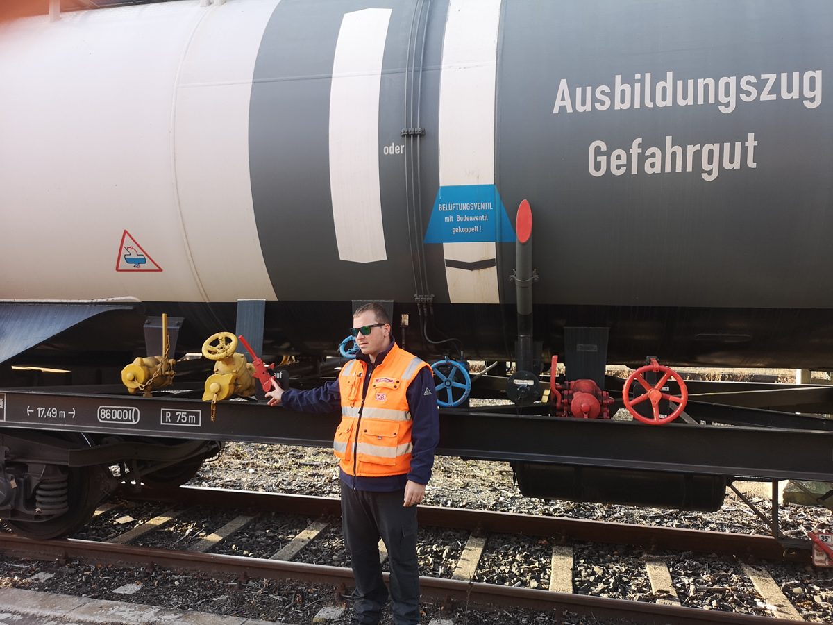 ek0111mdeSchirnding Ausbildungszug Gefahrgut DeutscheBahn Feuerwehren LkrTIR 5.jpg