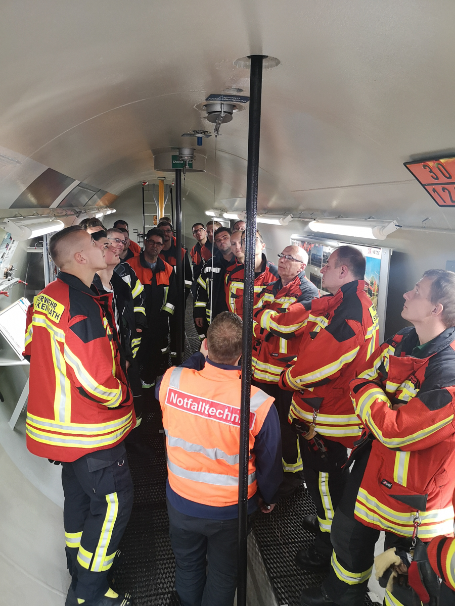 ek0111mdeSchirnding Ausbildungszug Gefahrgut DeutscheBahn Feuerwehren LkrTIR 6.jpg