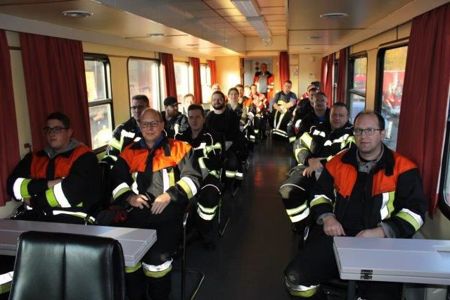 ek0111mdeSchirnding Ausbildungszug Gefahrgut DeutscheBahn Feuerwehren LkrTIR 7Leicht.jpg