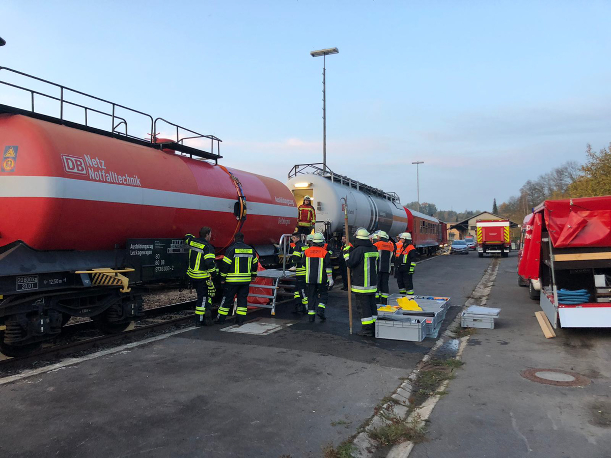 ek0111mdeSchirnding Ausbildungszug Gefahrgut DeutscheBahn Feuerwehren LkrTIR 9.jpg