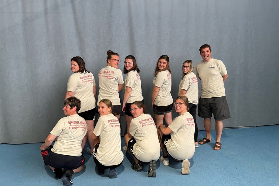 Deutsche Meisterinnen mit Trainer