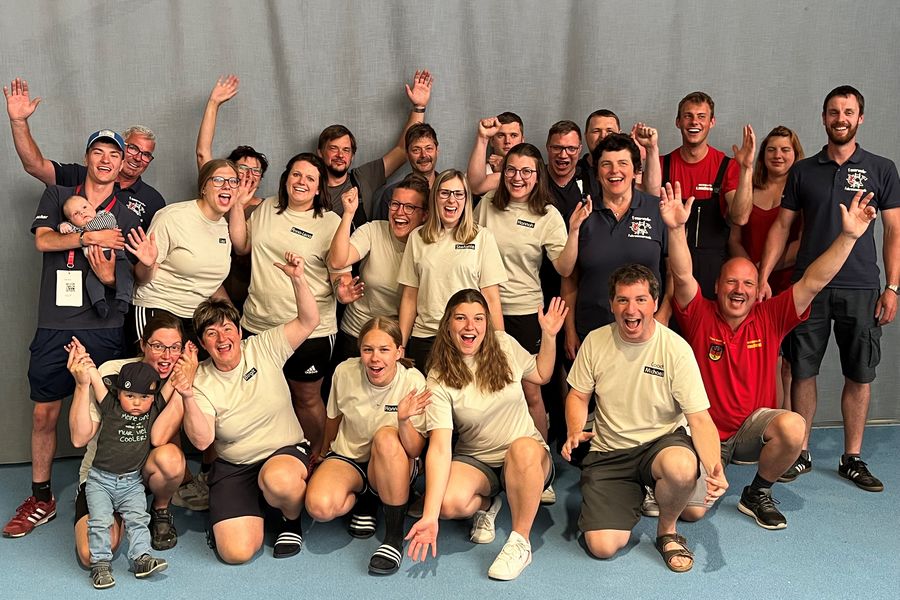 Frauen und Herrengruppe mit mitgereisten Fans