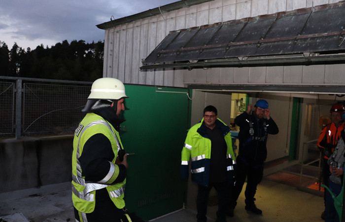 Der stellvertretende Kommandant aus Liebenstein hat die Einsatzleitung. Er holt sich Informationen von Betriebsleiter Sebastian Siller.