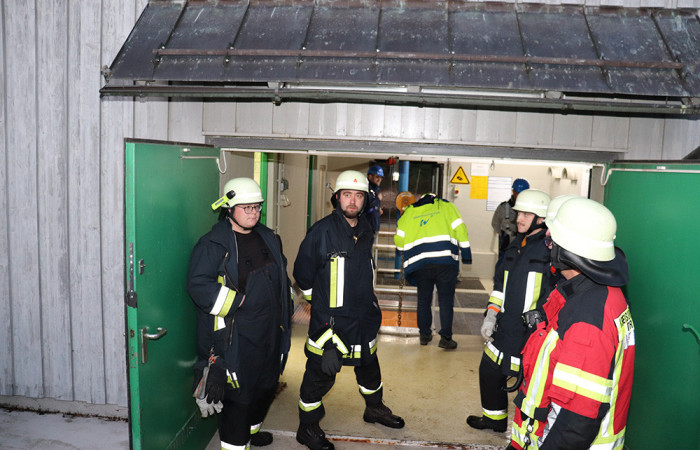 Einsatzkräfte stehen am Eingang des Turms. Hier dürfen keine weiteren Kräfte eintreten, wenn diese nicht separat gesichert sind.