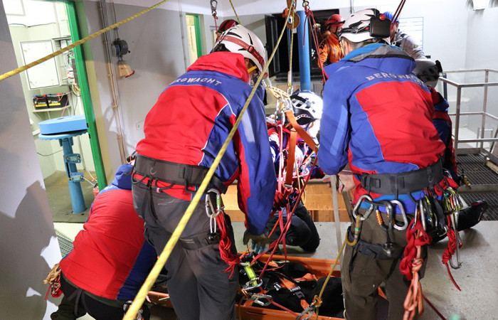 Die Übung ist fast geschafft. Patient und die Einsatzkraft der Bergwacht sind fast aus dem Turm heraus.
