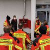 Im Rahmen der Einsatzvorbereitung waren 33 Einsatzkräfte der Feuerwehr Kemnath zu zwei Übungen zum Kemnather Haus der Klinken Nordoberpfalz angerückt. Die Feuerwehrleute machten sich mit dem Gebäude, den baulichen Gegebenheiten, möglichen Gefahren und ein