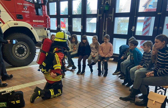 Im Rahmen der Brandschutzerziehung erlebten die 46 Grundschüler die Ausrüstung der Feuerwehr aus nächster Nähe. Unter anderem waren die Schüler 