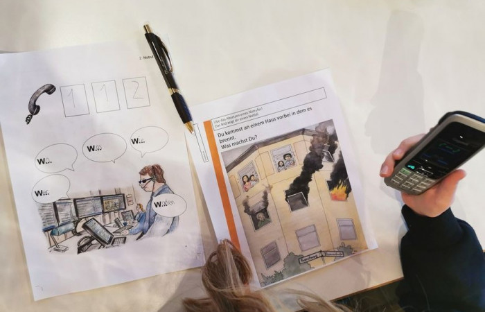 Wie verhalte ich mich im Brandfall oder bei einem Unfall? Wichtige Infos gab es bei der Brandschutzerziehung. Nicht fehlen durfte das richtige Absetzen eines Notrufs. Jedes der 46 Grundschüler durfte beim Übungsnotruf die 